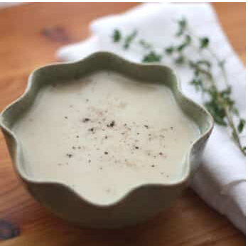 Creamy Cauliflower Soup with Leeks and Thyme