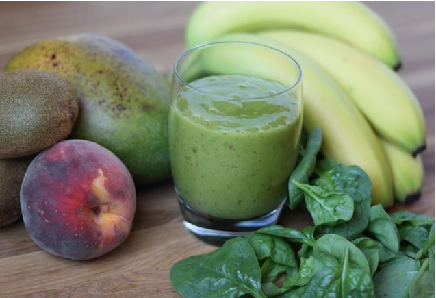 Mango, Kiwi, Peach and Spinach Smoothie