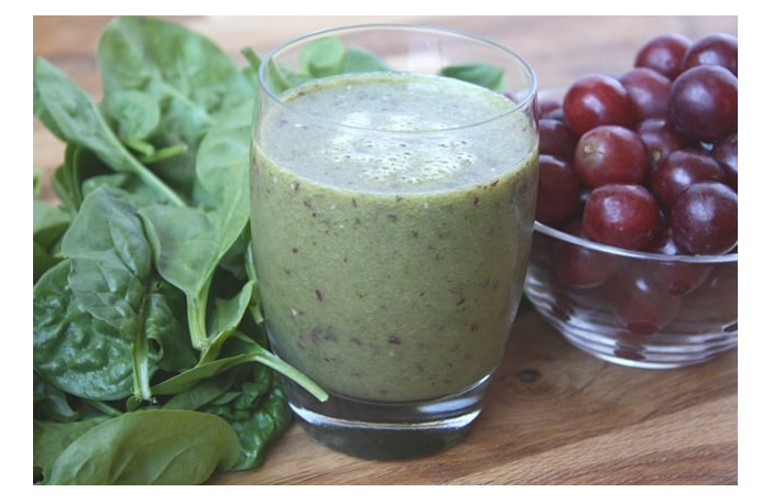 Banana Grape Spinach Smoothie with Chia Seeds